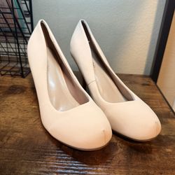 Women’s Light Beige Heels Size: 11