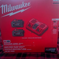 Milwaukee 2 forge batteries 8Ah wit Rapid charger
