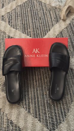 WOMENS ANNE KLEIN SANDALS IN A BLACK LEATHER SIZE 8. GENTLY USED IN GOOD CONDITION 