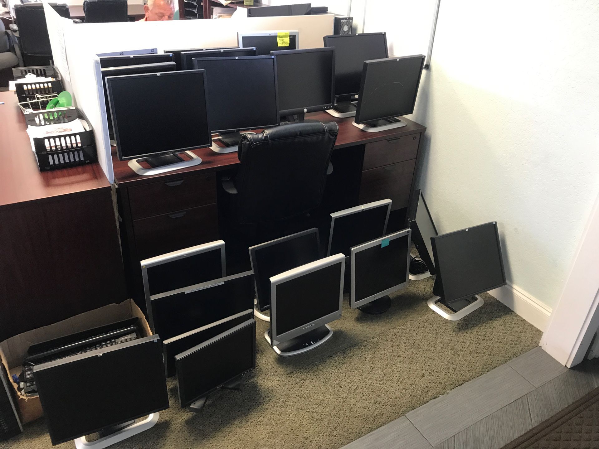 23 computer monitors .. $10 each