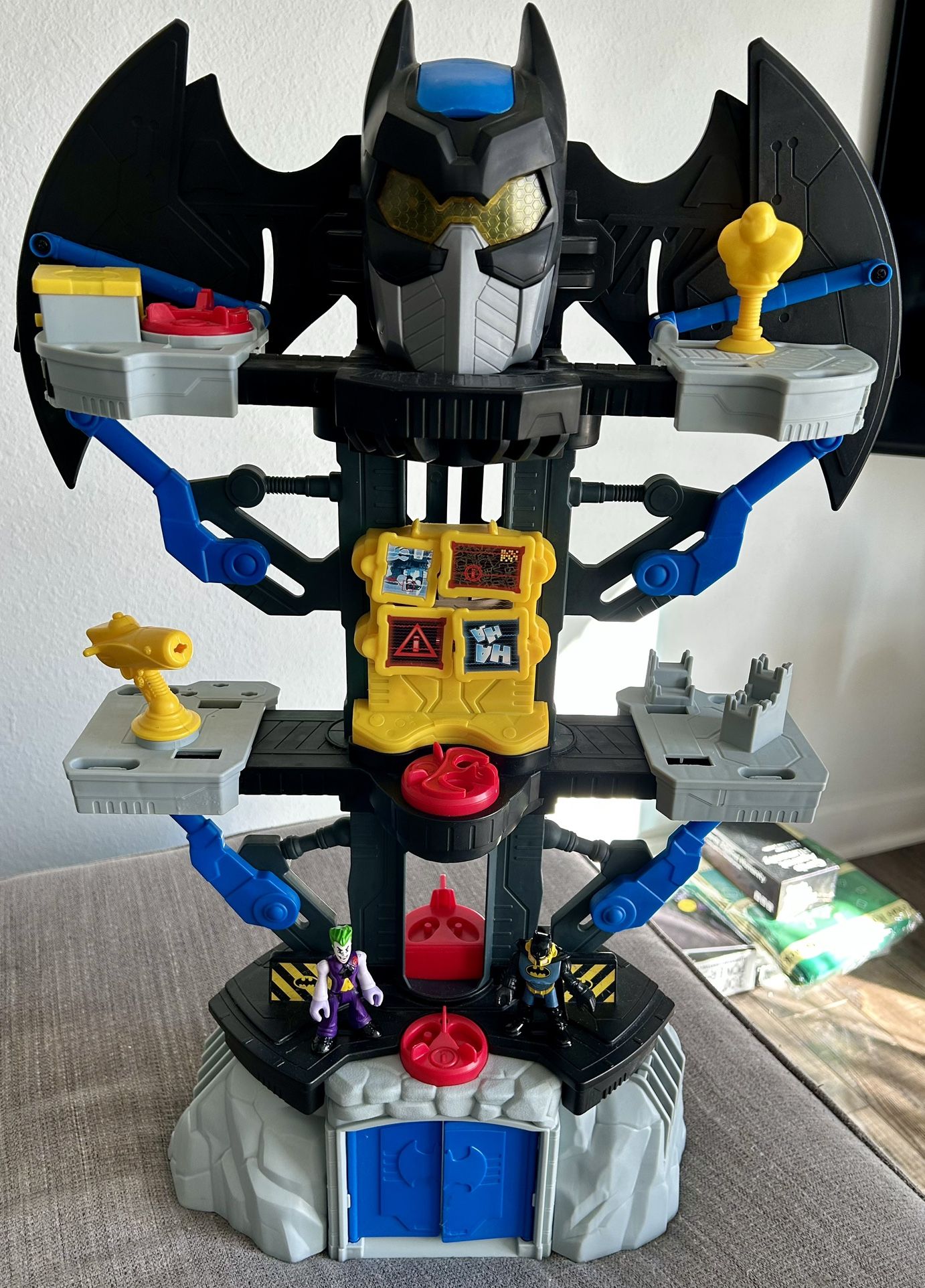 Imaginext DC Super Friends Batman Transforming Batcave