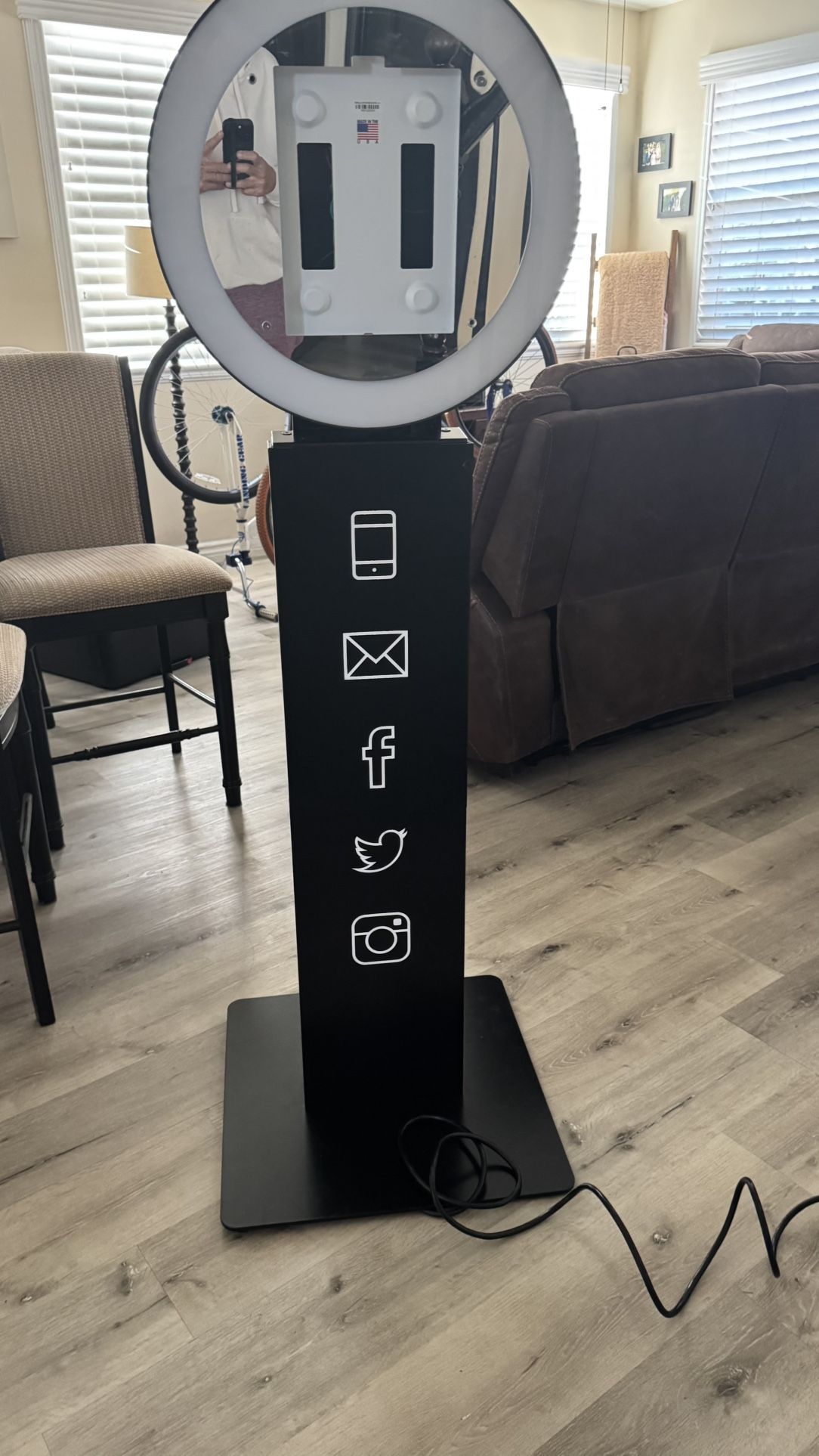 Photo Booth With Rolling case.