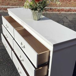 Modern White Long Dresser With Big Drawers. Drawers Sliding Smoothly. Delivery Available 