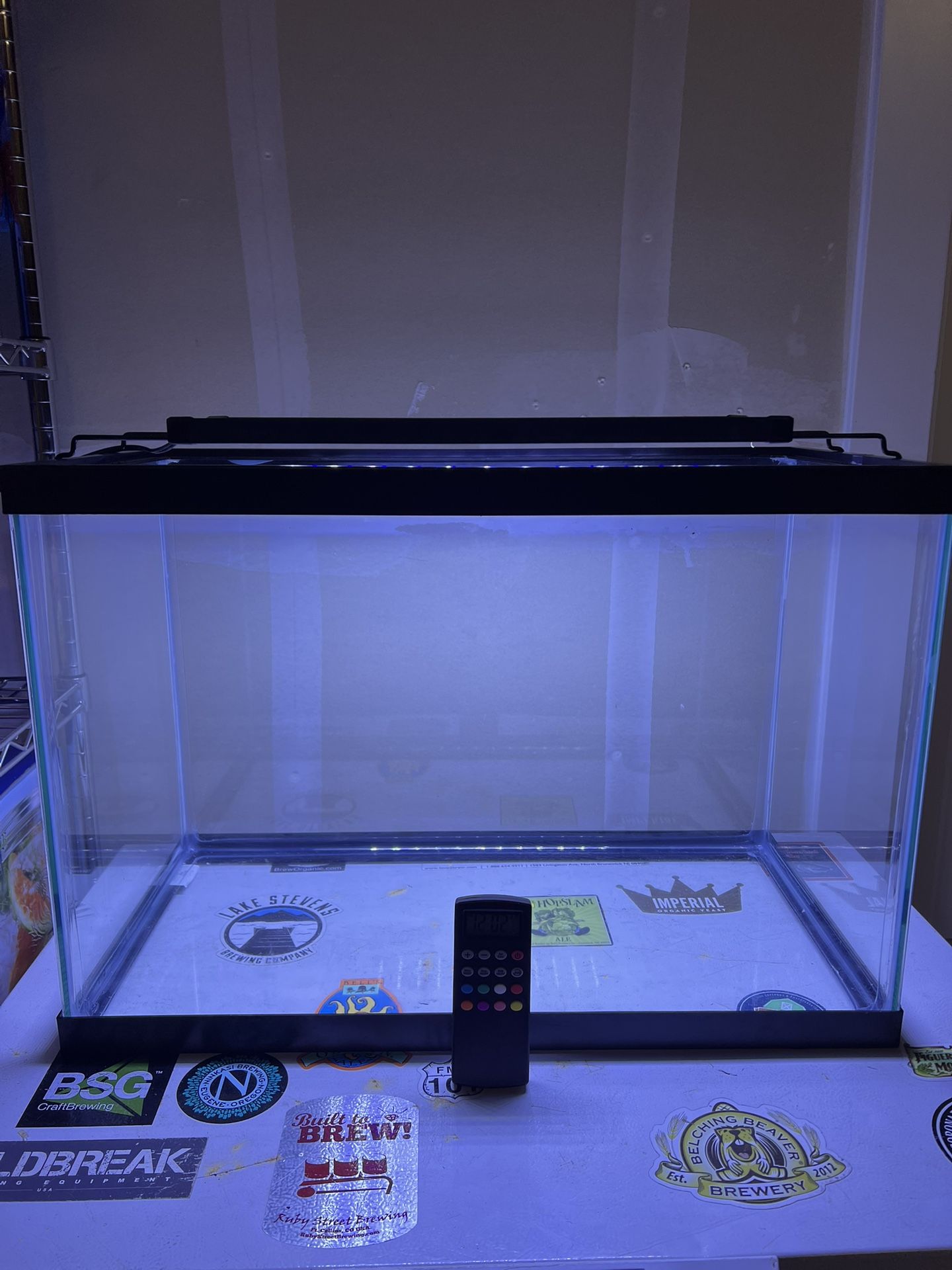 Coralife Led 18 Inch Light And 20 Gallon Aquarium 