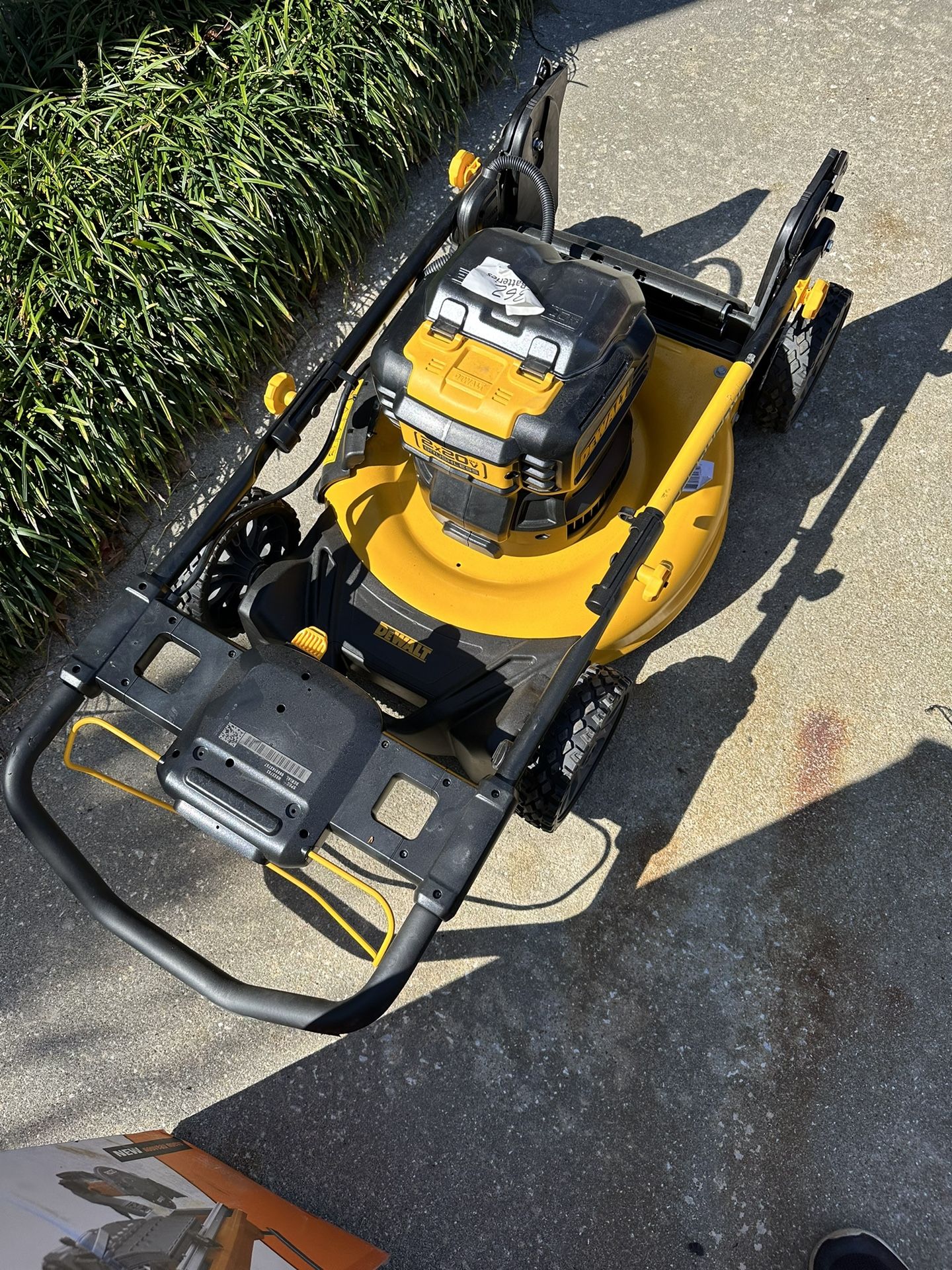 DeWALT 20V Max 21.5 in. Battery Powered Walk Behind Self Propelled Lawn Mower, DCMWSP244U2