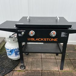 28” Blackstone griddle with accessories 