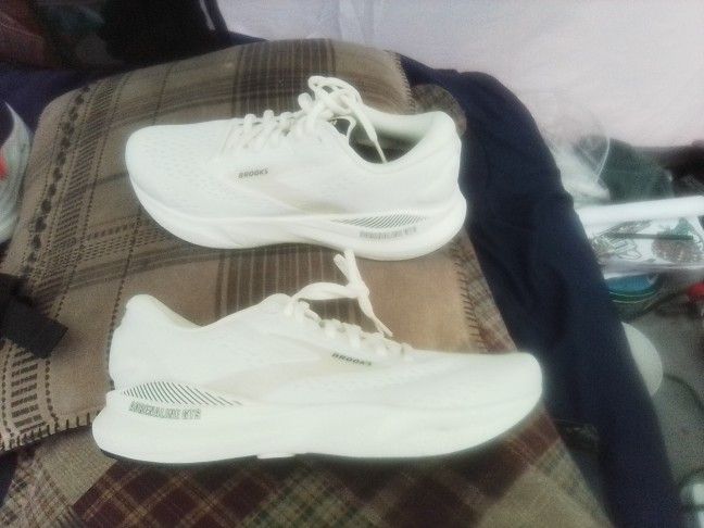 Brooks White, Size 9in