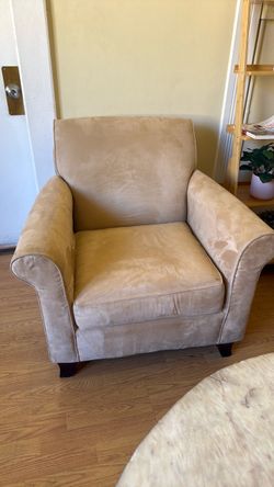 Creme chair near USC 90007