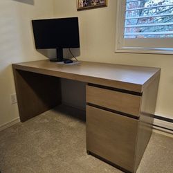 Office Desk With Cable Organizing Tray. 