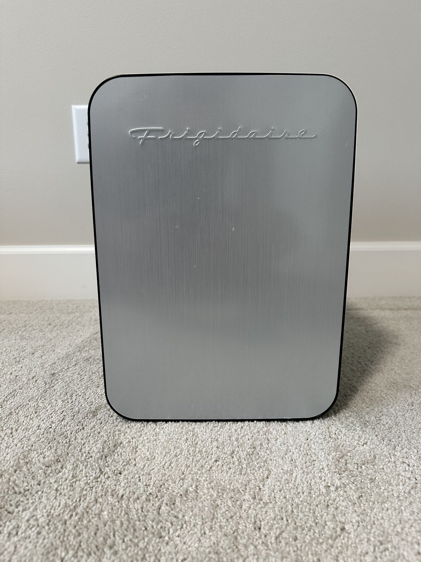 10L Frigidaire Mini fridge