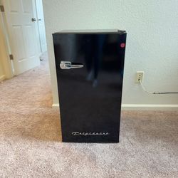 Frigidaire 3.2 Cu Ft Eraser Board Mini Fridge