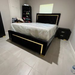 BLK & GOLD QUEEN BED FRAME W/ NIGHT STAND 