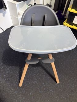 Title: Modern Baby High Chair with Wooden Legs – Gray