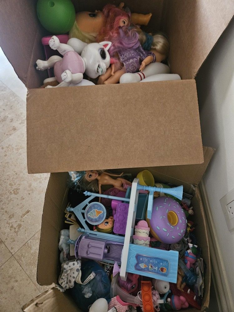 Used Girls Toys And Dolls (Chocking Harazd, Small Piece)