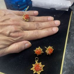 Beautiful 18 Karat Red Coral Set Yellow Gold 