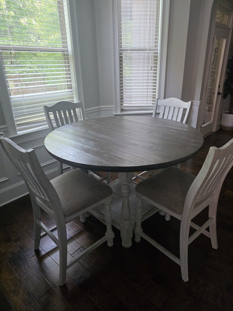 Table Dining / 6 Chairs, Kitchen Table 4 Chairs and Recliner. We Can sell all of this or Individully with your best Offer!!