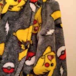 Boys Plush Pokemon Pikachu Bathrobe Size 6/7. Flame Resistant 