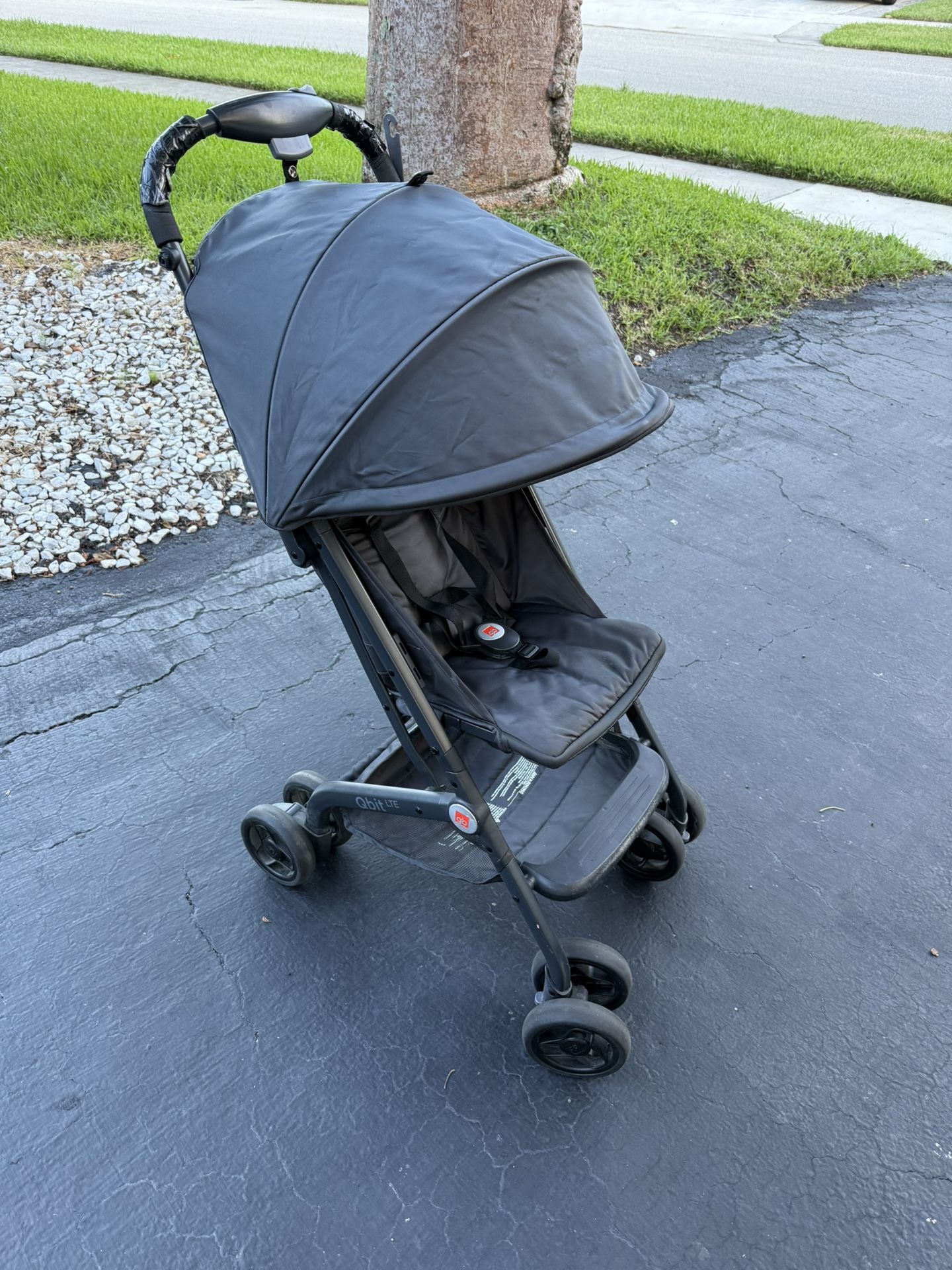 Qbit Compact Travel Stroller — Lightweight & Easy Fold!