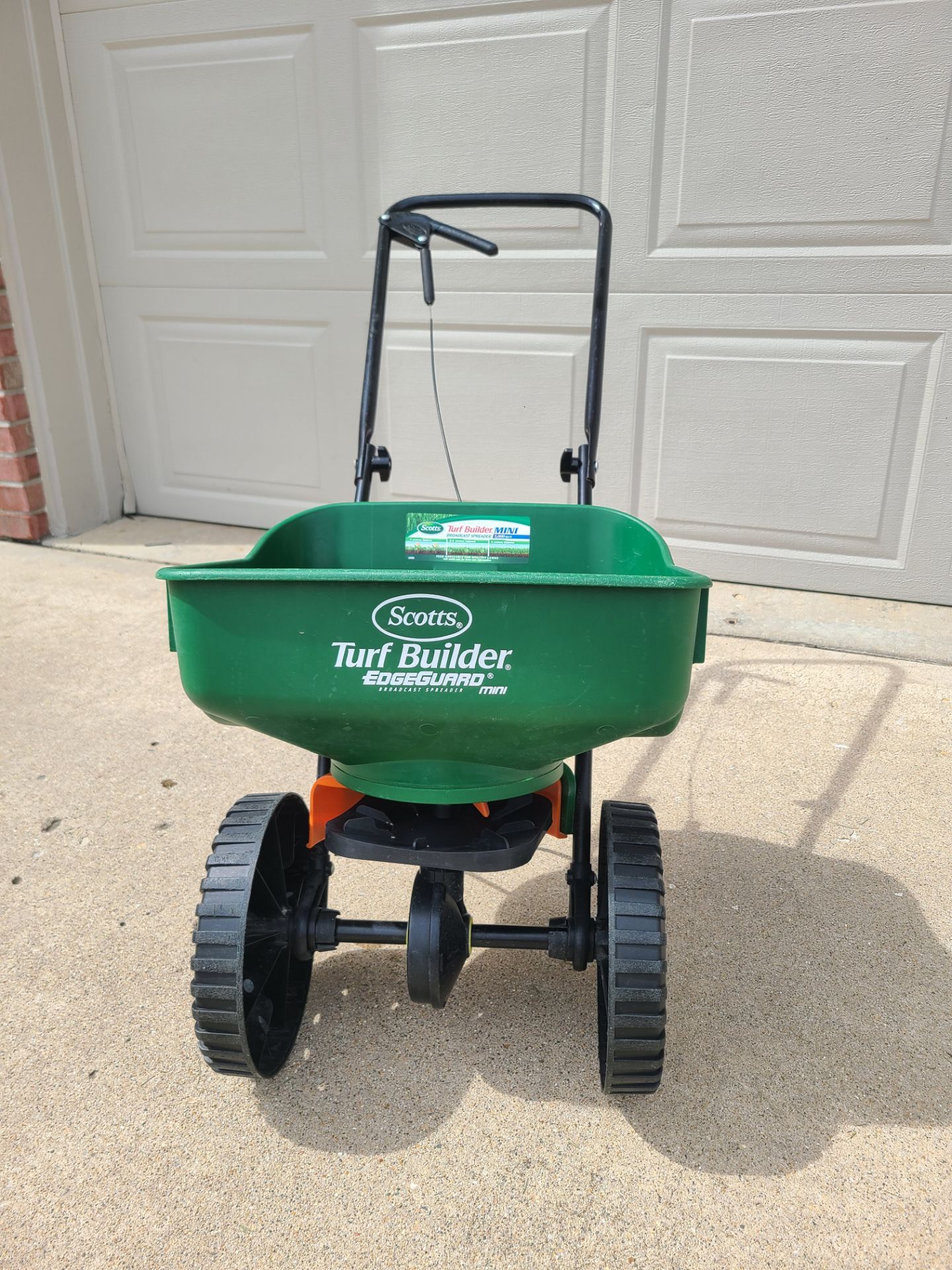 Scotts Boradcast Spreader Edgeguard Mini