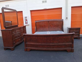 Kng Sz Bd St With Base Good Condition
