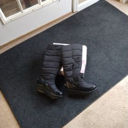 New Women's Size 7.5 Snow Boots 