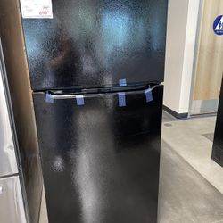 18.3 Cu. Ft. Top Freezer Refrigerator • 18.3 Cu. Ft. Total Capacity • EvenTempTM Cooling System • Spacious Interior Storage Options • Humi 1y-Controll