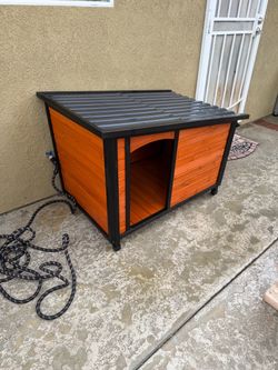 Cedar dog house like new