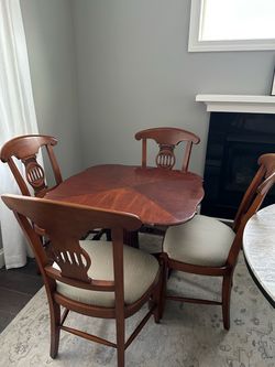 Henredon Lexington Club Table w/Four Chairs - Vintage cherry finish