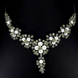 Peridot and fresh water pearls necklace 17’