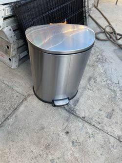 Excellent condition, 13 gallons trash can two dry plastic organizer, shoes, rack, and laundry hamper