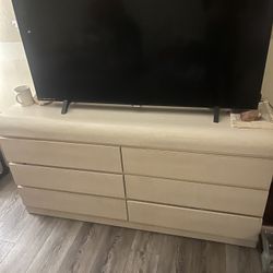 Dresser And Kitchen Table 
