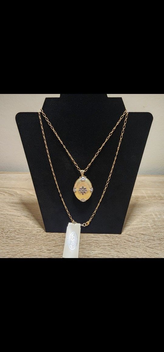 Elegant Gold Locket Necklace