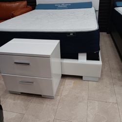 *Weekend Special*---Renaissance Sophisticated White Queen/King Bed And Nightstand Sets---Now $499---Delivery Available👍