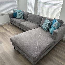 Beautiful grey Sectional Couch/Sofa En L/mueble 