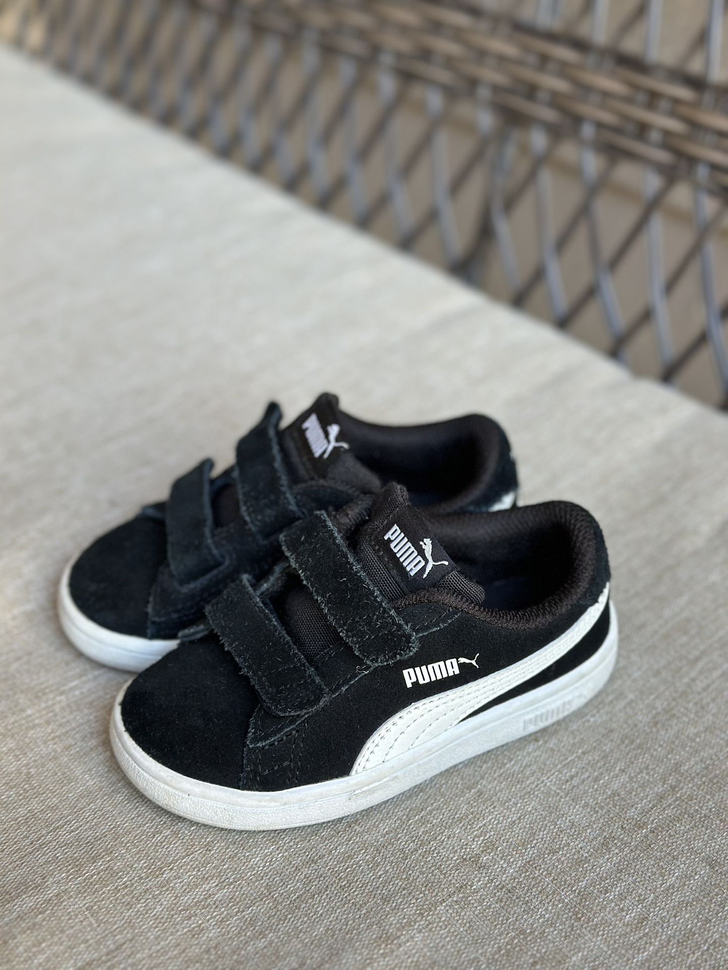 Toddler puma shoes 7 size. Natural suede