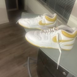 nike shoes white/ yellow 