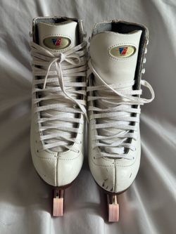 Riedell Ice Skates Size 6 skates,  skates protectors ,