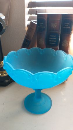 VINTAGE CARNIVAL BLUE STEMMED COMPOTE IN GOOD CONDITION