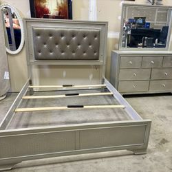 Crown Mark Furniture 3pc Queen bedroom set - in Champagne Silver 