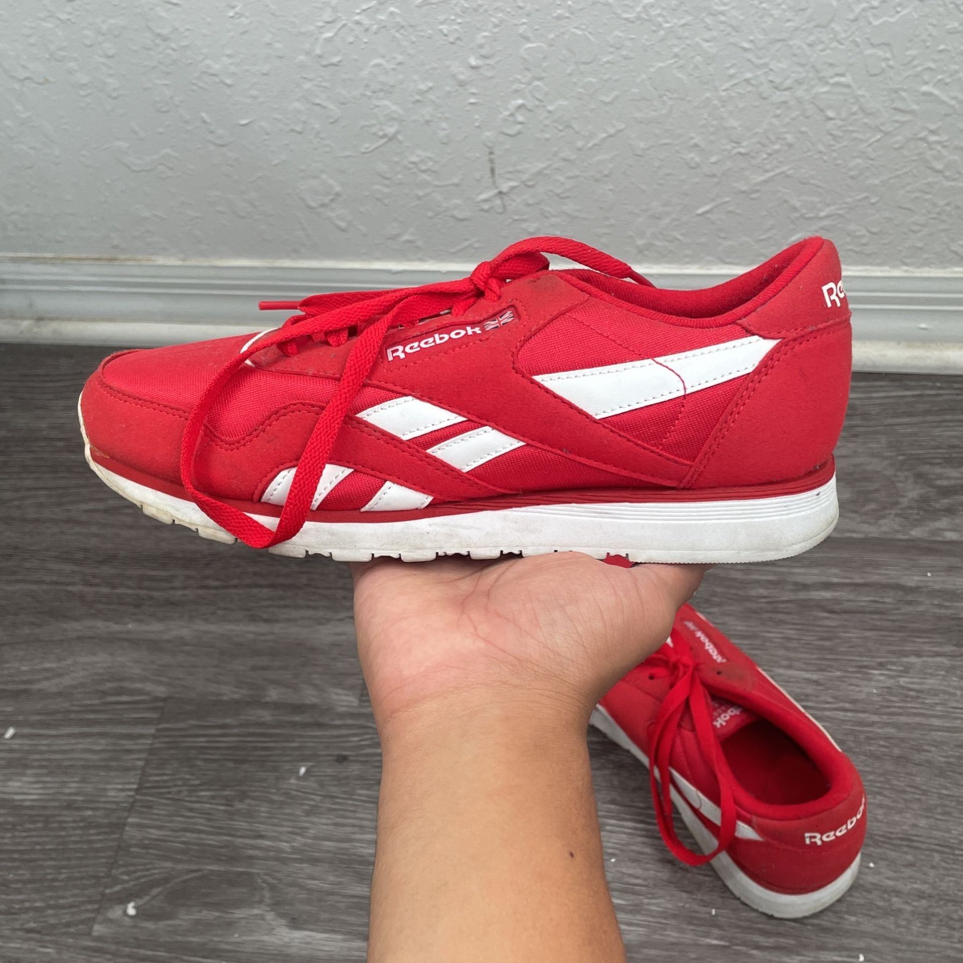 red and white reebok running shoes