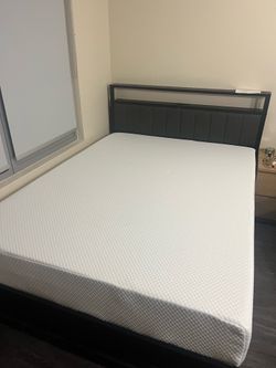 Bed frame + mattress