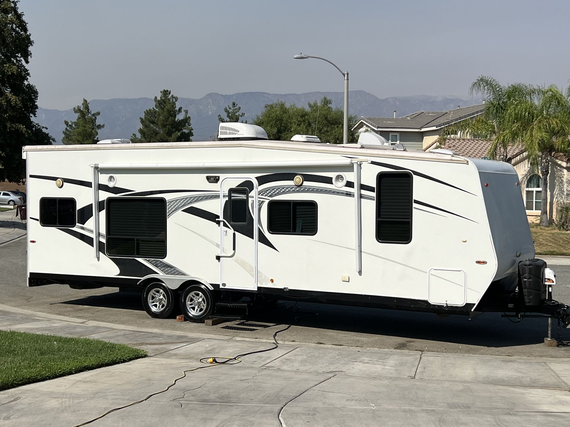 Toyhauler ✨2014 ATTITUDE WIDE LIGHT 27CBG 1/2 Ton Towable ✨$18,500 ✨OBO ⭐️Cash Offers In Person Only !