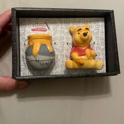 Disney Pooh and Huny  Salt n Pepper Shaker 