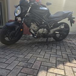 Suzuky Gladius Sfv650,2013,negro