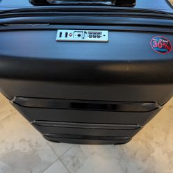 Hardshell 24" Luggage 🧳 ( zipper doesn't go all the way up to lock it)