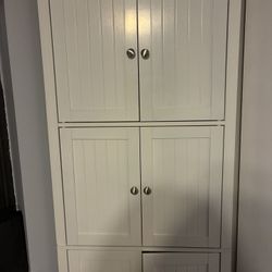 White Corner Cupboard – Triangular Design – 4 Compartments / Armario Esquinero Blanco – Diseño Triangular – 4 Compartimentos