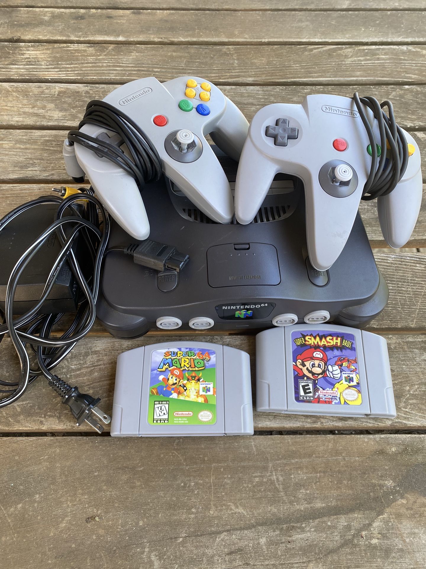 Nintendo 64 + 2 Games 2 Controllers