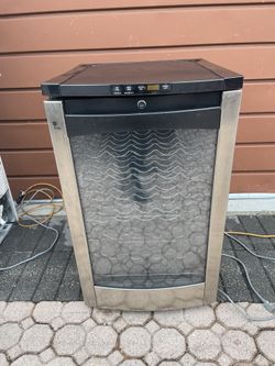 GE Profile Deluxe Wine Cooler 29 Bottle 20”W X 22”1/2D X 34”H In Good Condition $60 Firm On Price