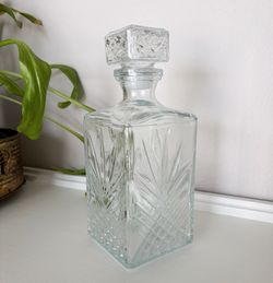 🌿 Beautiful vintage style glass decanter with lid
