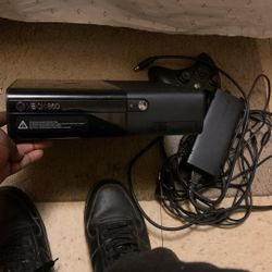 Xbox360 With Wired Controller Games Included 